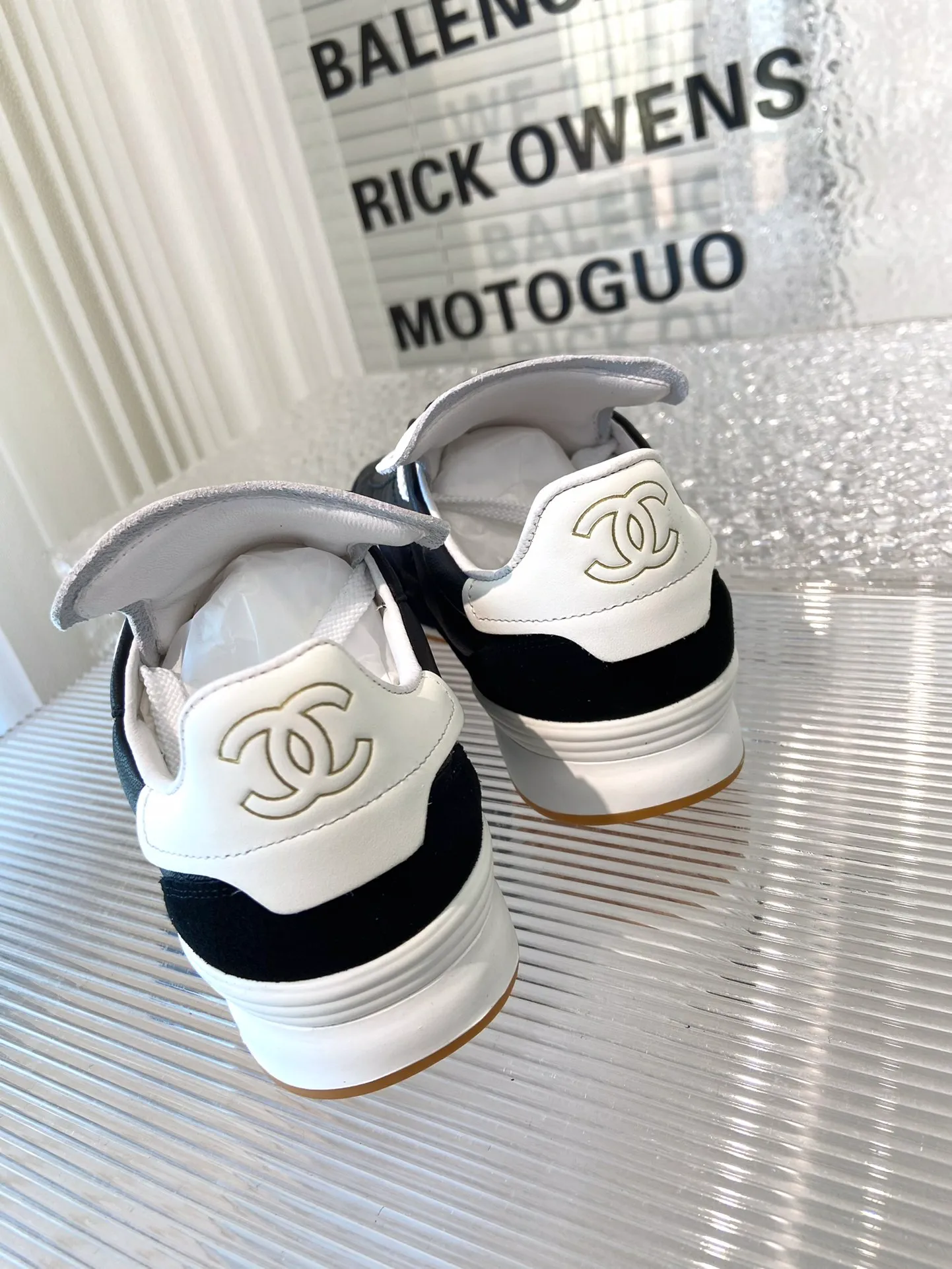👟👟Ex-factory price 520👟👟 👟👟 👟👟Chanel Chanel 23K lambskin diamond pattern tennis shoes. Original purchase, development and production. Xiaoxiang's latest hidden tennis shoes, soft diamond pattern, soft lambskin with big tongue and classic double C logo, full of retro feel and the most versatile black and white color. A must-have casual shoe for coco girls. The sole is designed with broken nails and is super soft ▪️ Fabric: Original customized lambskin/suede ▪️ Lining: Imported customized sheepskin + mesh ▪️ Sole: Original molded diamond-shaped rubber material ▪️ Sole thickness: 2.5CM ▪️ Size: 35-40
